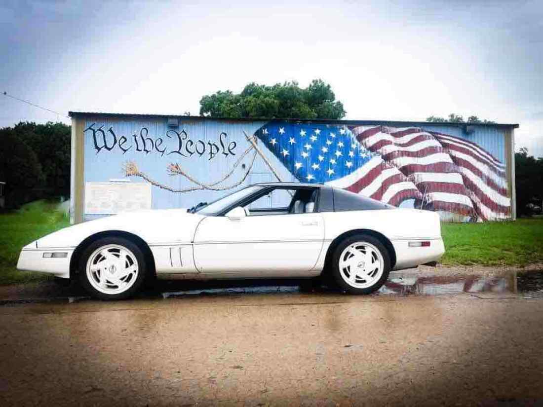 1988 Chevrolet Corvette Hatchback White RWD Automatic 35th Anniversary 1988 Chevrolet Corvette 35th Anniversary