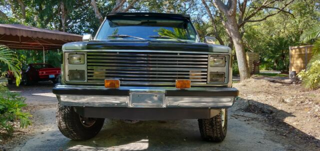 1988 Chevrolet Suburban V8 - photo 2