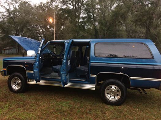 1988 Chevrolet V2500 Silverado Suburban 4 door sport utility wagon 1988 Chevrolet Suburban Silverado 2500
