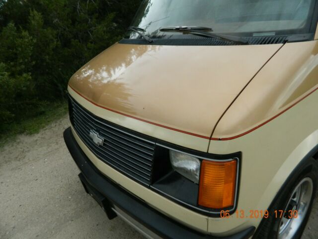 1988 Chevrolet Astro - photo 2