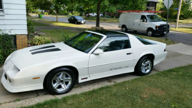 1988 Chevy IROQ Z White w/T-Tops 1988 Chevrolet Camaro