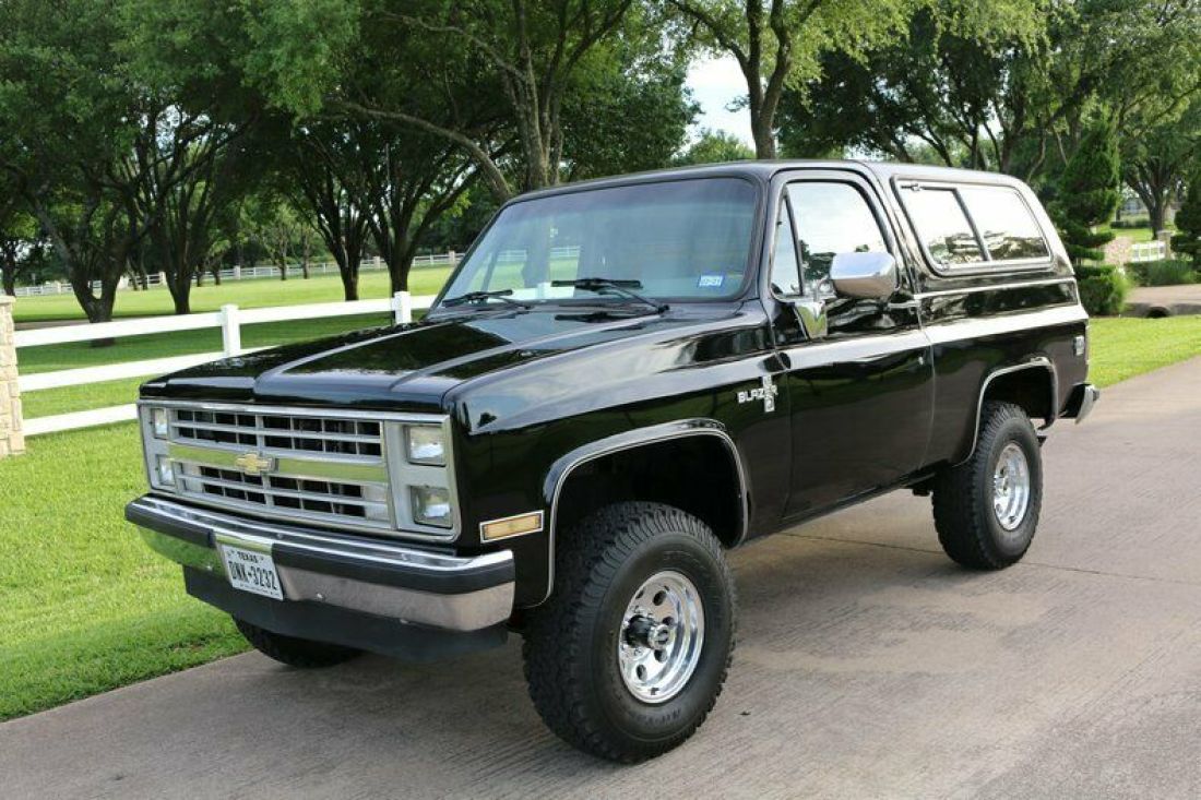 1988 Chevrolet Blazer grey cloth bucket seats