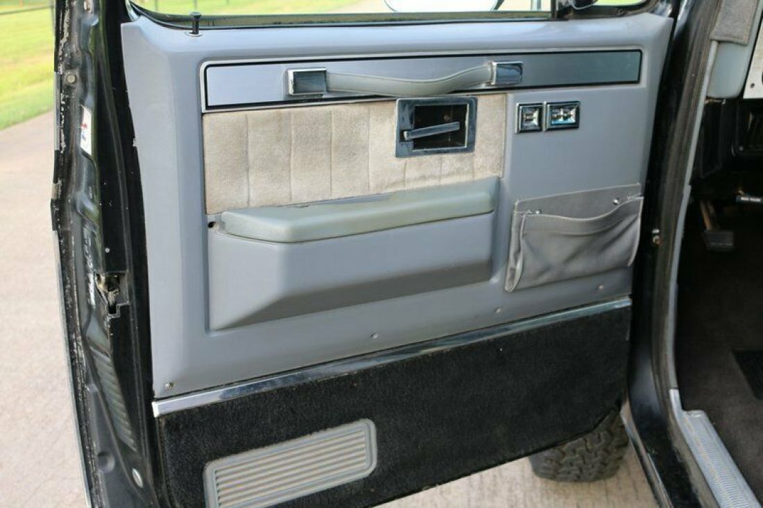 1988 Chevrolet Blazer grey cloth bucket seats - photo 3