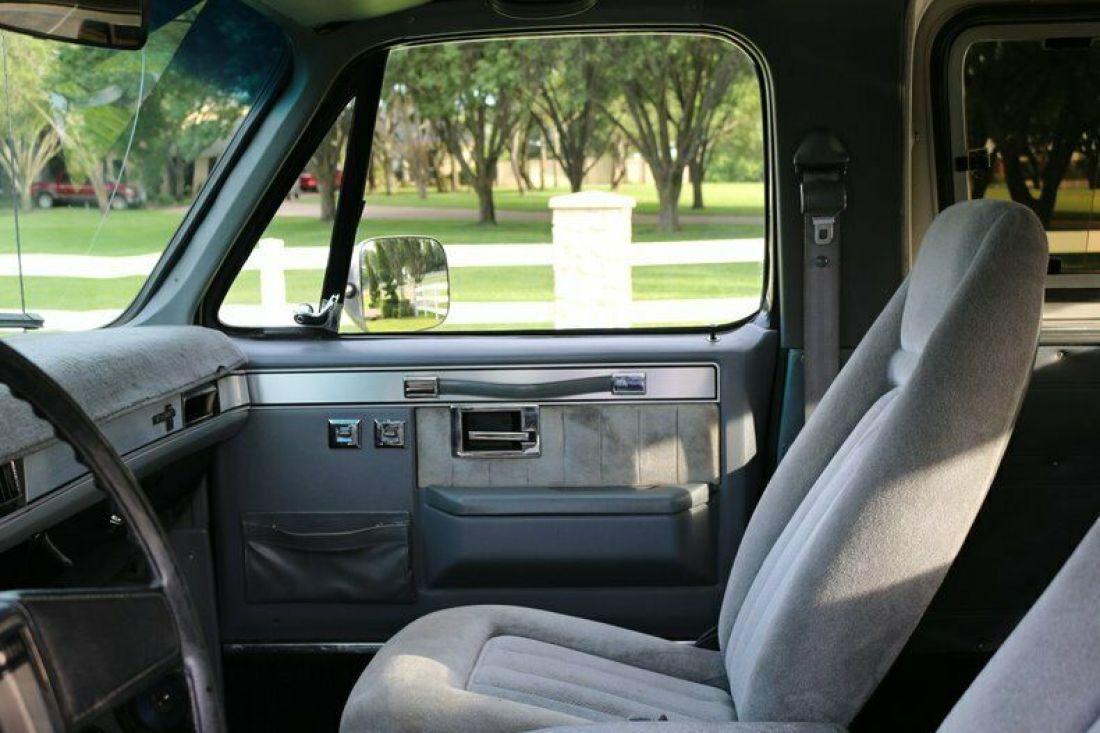 1988 Chevrolet Blazer grey cloth bucket seats - photo 4