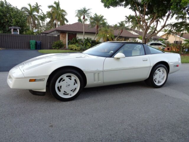 1988 Corvette 35th Anniv. - 13900 mi. - 100% orig. - 1 owner - Garaged since new 1988 Chevrolet Corvette 35th Anniv.