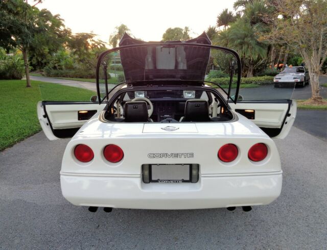 1988 Chevrolet Corvette 35th Anniv. - photo 12