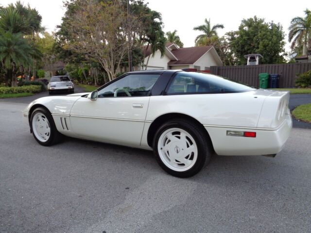 1988 Chevrolet Corvette 35th Anniv. - photo 3