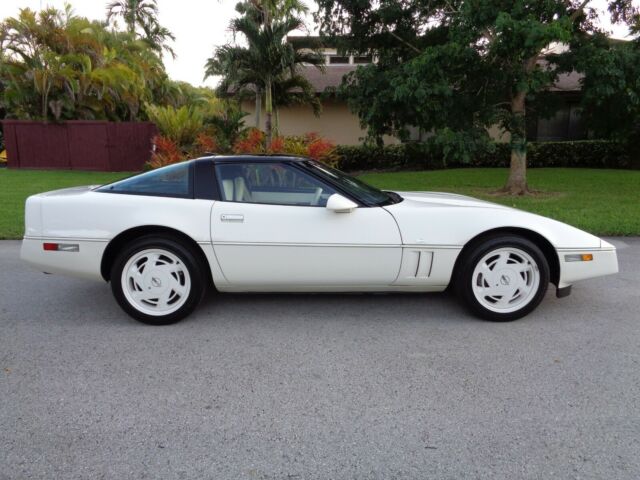 1988 Chevrolet Corvette 35th Anniv. - photo 6