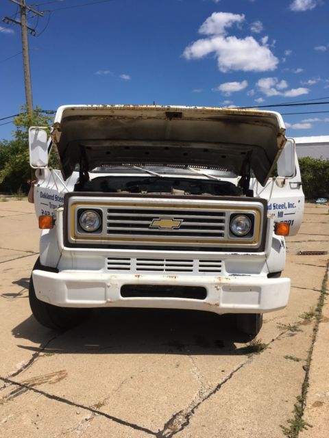 1988 Detroit Diesel Allison 8.2 Liter Engine w/ Allison Automatic Transmission 1988 Chevrolet C6000 white