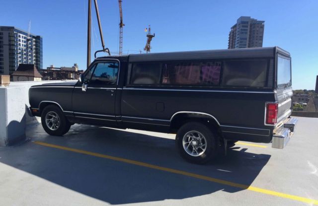 1988 Dodge D-150 Ram 2-WD V-8 FARM TRUCK special. Full size box, TBI AT A/C 1988 Dodge Ram 1500 D-150 Sportsman Trim Package