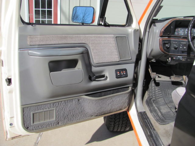 1988 Ford Bronco Custom Sport Utility 2-Door - photo 4
