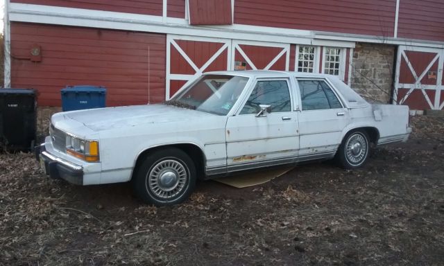 1988 Ford Crown Victoria LTD -- white w/ gray plush interior. NOT RUNNING 1988 Ford Crown Victoria