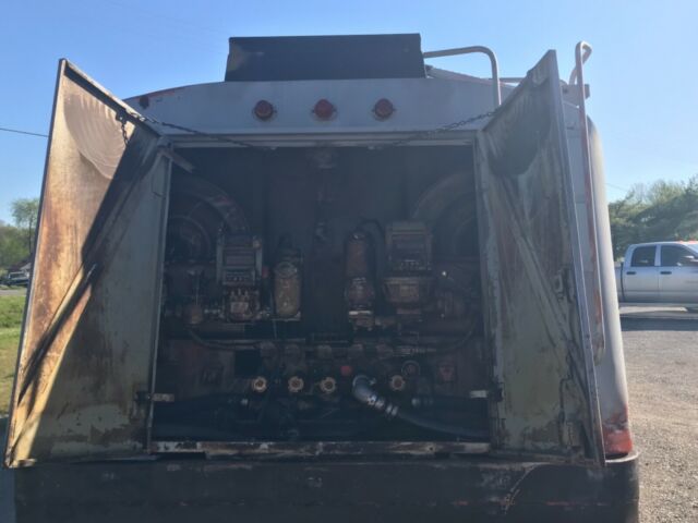 1988 Ford L8000 - photo 2
