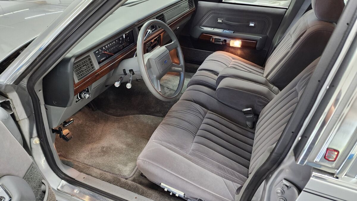 1988 Ford Crown Victoria LX - photo 12