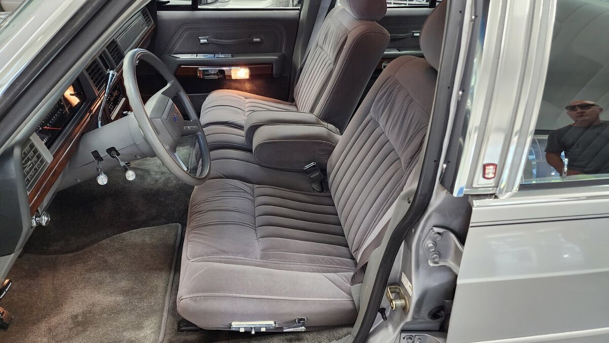 1988 Ford Crown Victoria LX - photo 13