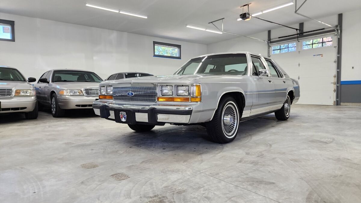 1988 Ford Crown Victoria LX - photo 2