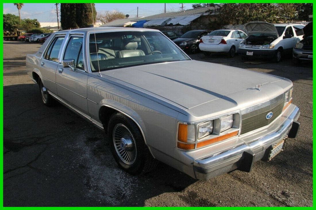 1988 Ford LTD Crown Victoria LX Sedan Automatic 8 Cylinder NO RESERVE 1988 Ford Crown Victoria LX