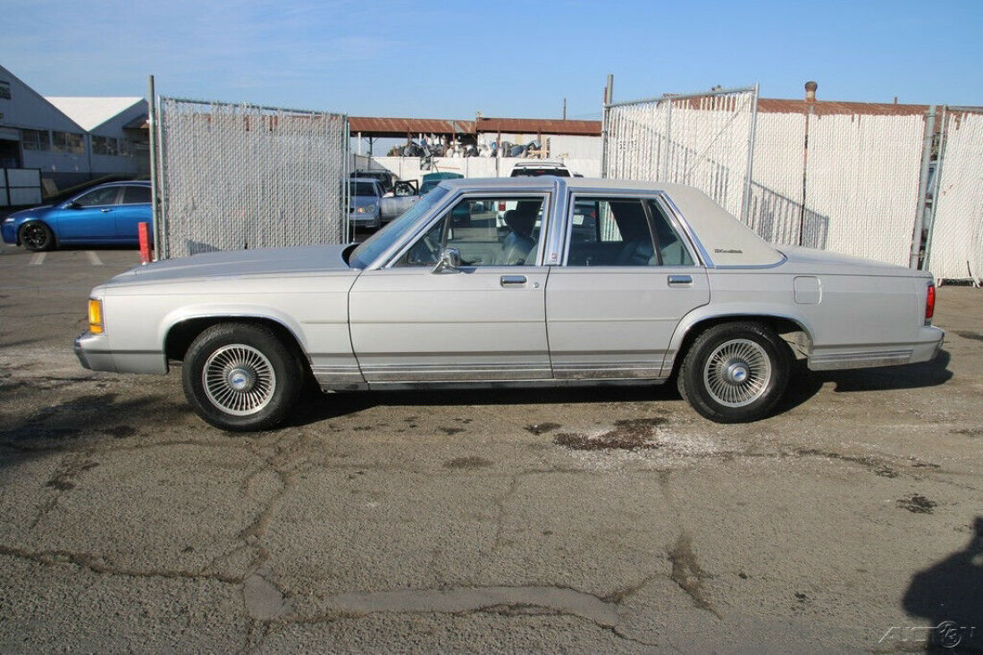 1988 Ford Crown Victoria LX - photo 8