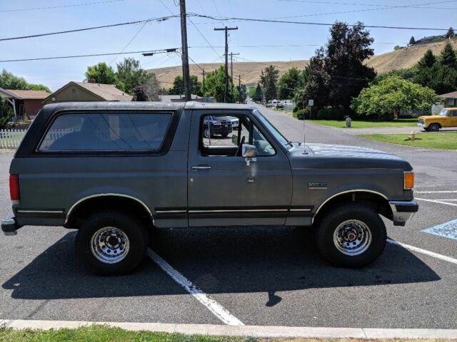 1988 Ford xlt bronco 4x4 for sale. Runs and drives great all original 1988 Ford Bronco Grey