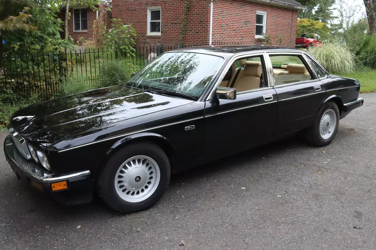 1988 Jaguar XJ6 Vanden Plas black Sedan 3.6 L 6-Cylinder 116,000 Miles one owner 1988 Jaguar XJ6 Vanden Plas