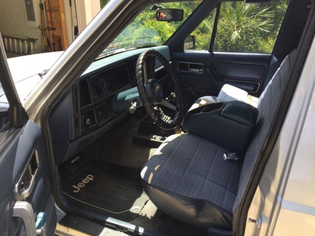 1988 Jeep Comanche Pioneer Standard Cab Pickup 2-Door - photo 6