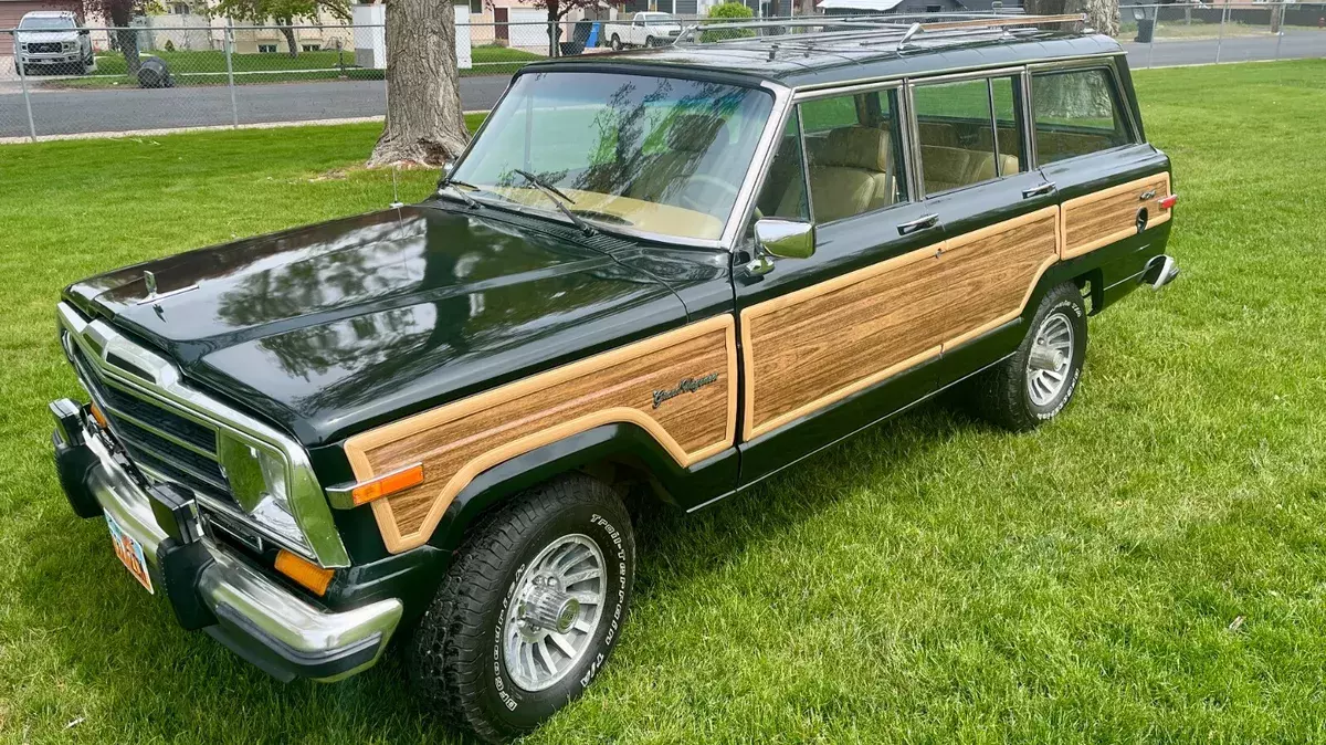 1988 Jeep Grand Wagoneer newly painted in Nordic Green. Daily-driver ready! 1988 Jeep Wagoneer