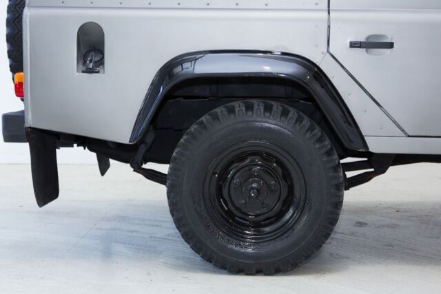 1988 Land Rover Defender 4x4, 2.5L 5 Spd, 5 Dr Hard Top, 9 Passenger - photo 4