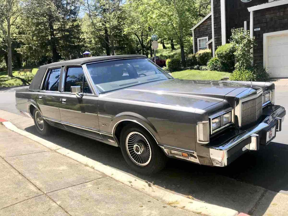 1988 Lincoln Town Car "SIGNATURE" Gray on Platinum Leather "REDUCED!" 1988 Lincoln Town Car SIGNATURE