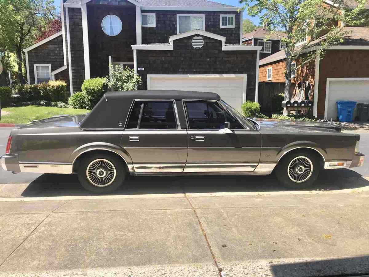 1988 Lincoln Town Car SIGNATURE - photo 2