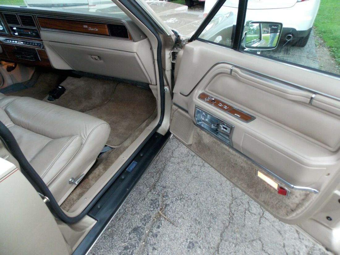 1988 Lincoln Town Car - photo 13