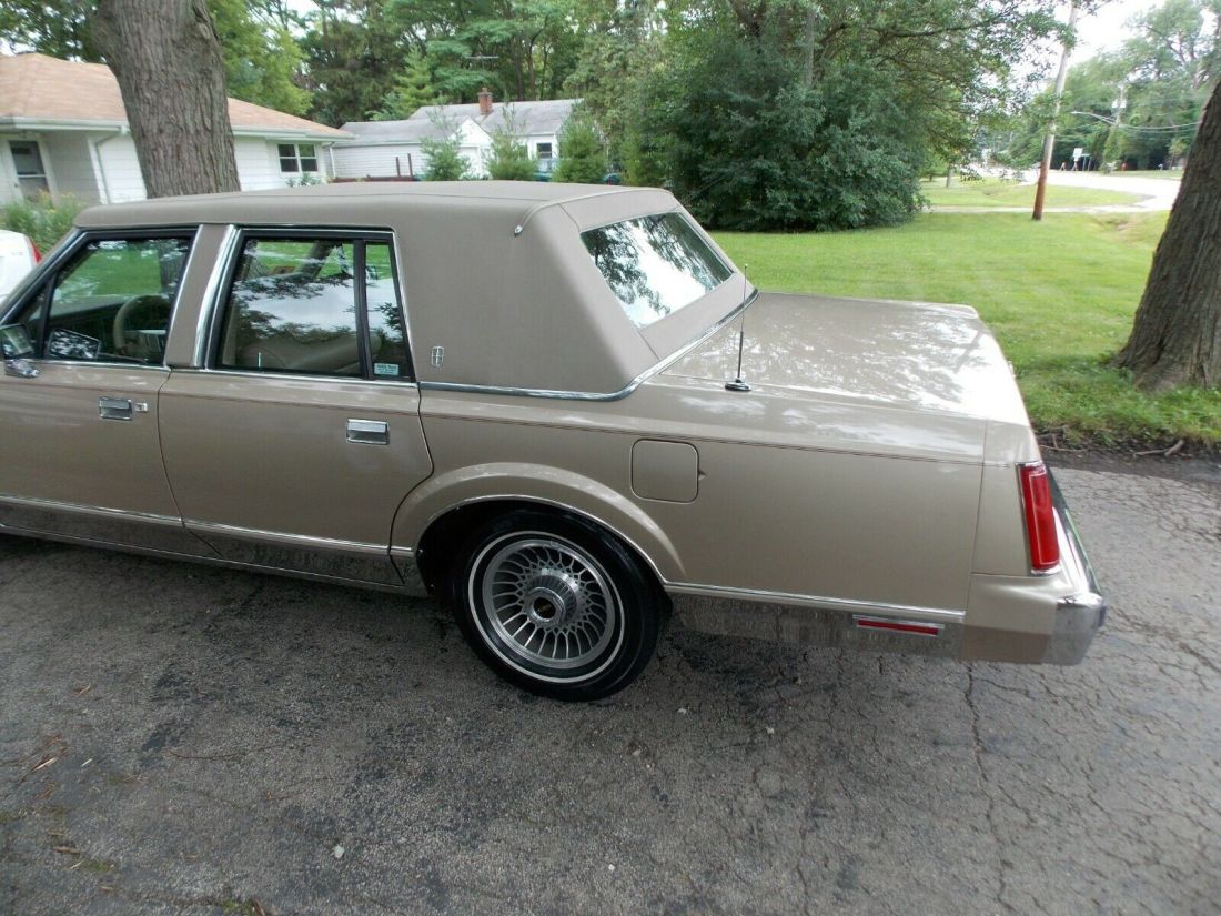 1988 Lincoln Town Car - photo 7