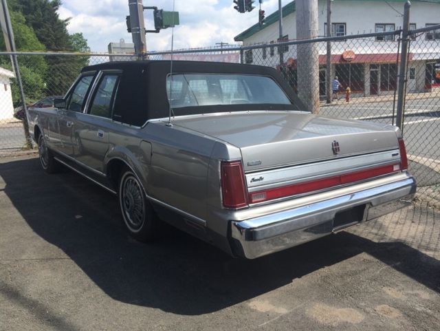 1988 Lincoln Town Car --