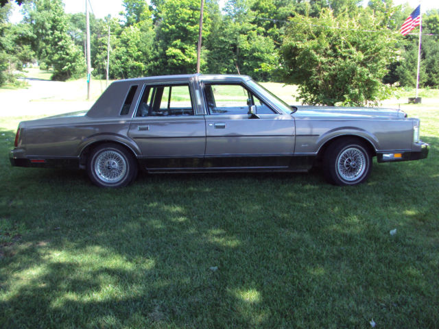 1988 Lincoln Town Car - photo 2