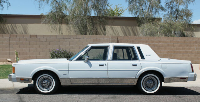 1988 Lincoln Town Car Signature Series - photo 10
