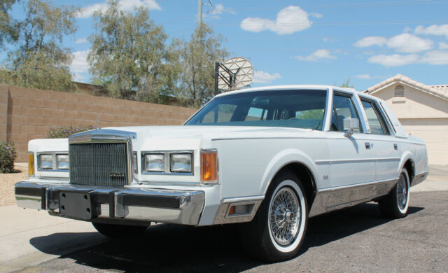 1988 Lincoln Town Car Signature Series - photo 2