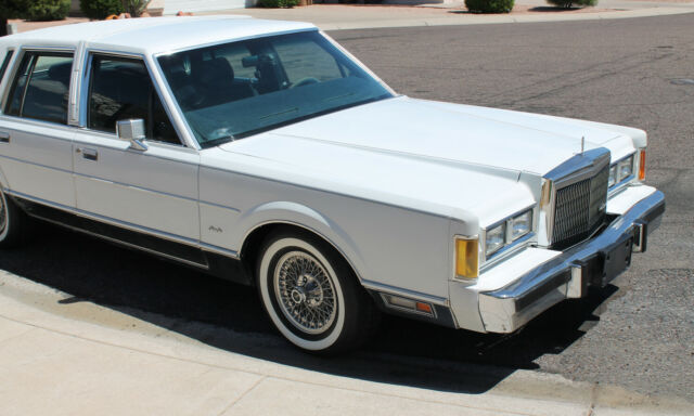 1988 Lincoln Town Car Signature Series - photo 4