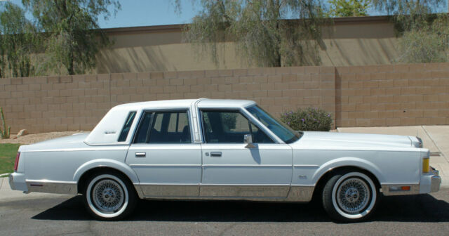 1988 Lincoln Town Car Signature Series - photo 9