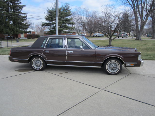 1988 Lincoln Town Car - photo 2