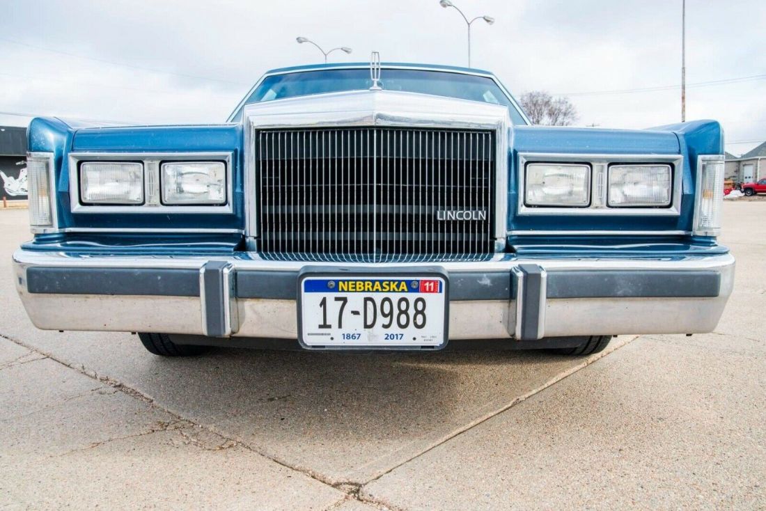 1988 Lincoln Town Car Sedan Blue RWD Automatic SIGNATURE 1988 Lincoln Town Car SIGNATURE