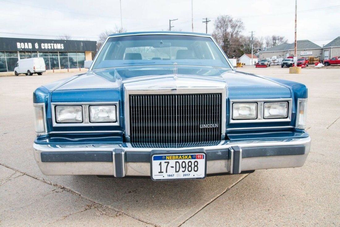 1988 Lincoln Town Car SIGNATURE - photo 2