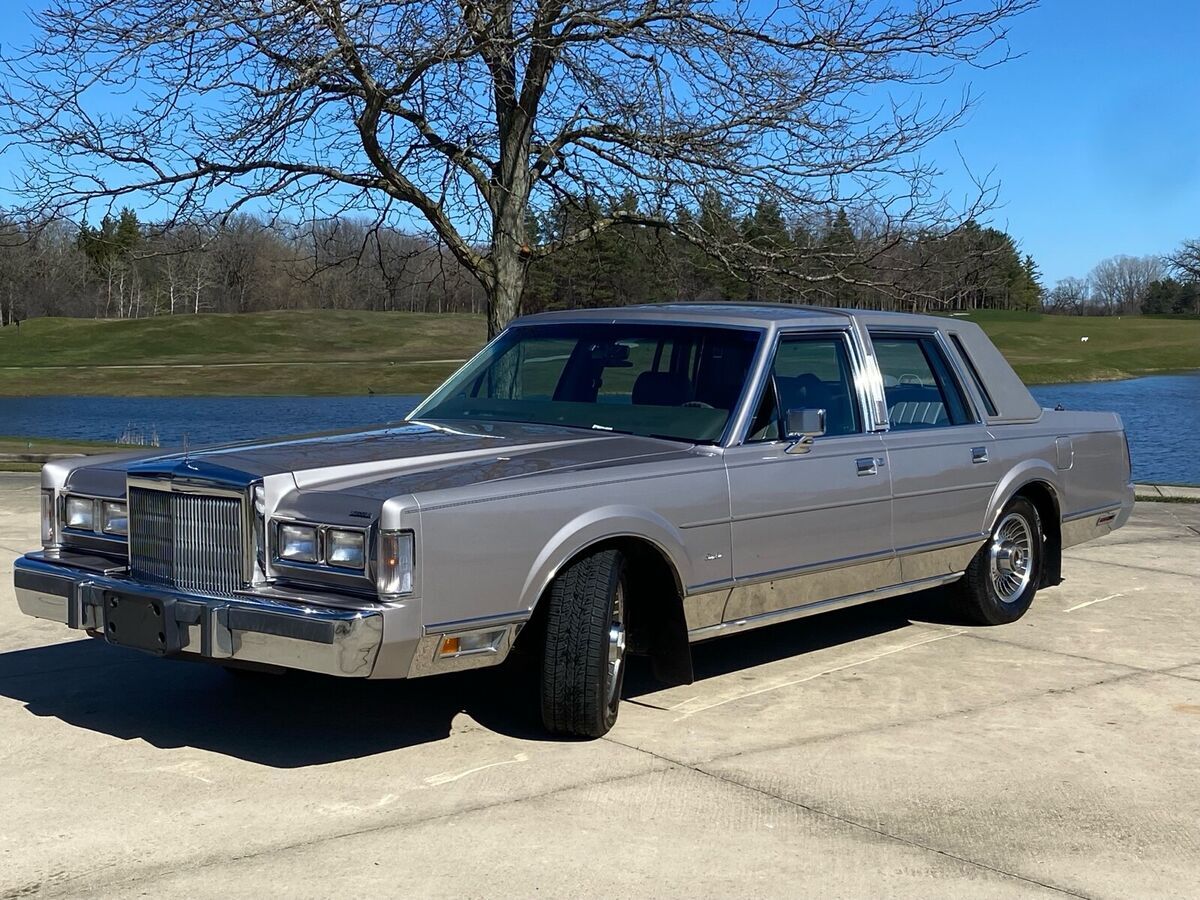 1988 Lincoln Town Car - photo 2
