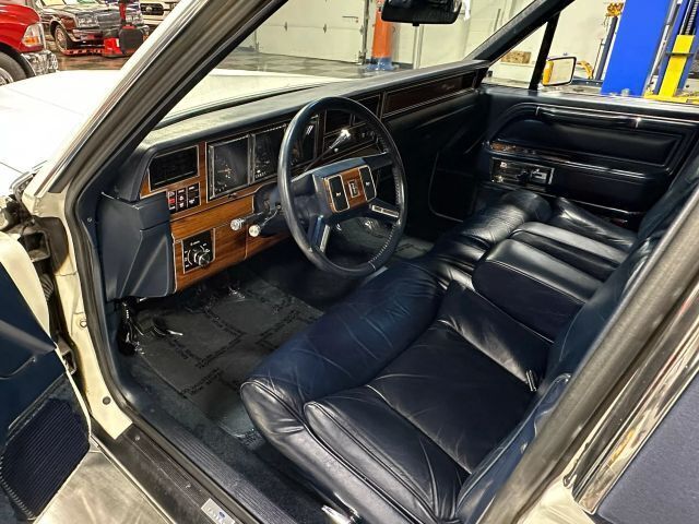 1988 Lincoln Town Car Signature 4D Sedan - photo 10