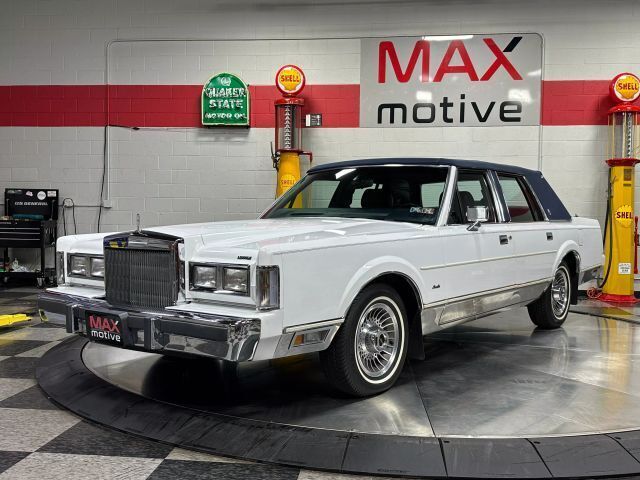 1988 Lincoln Town Car Signature 4D Sedan - photo 3