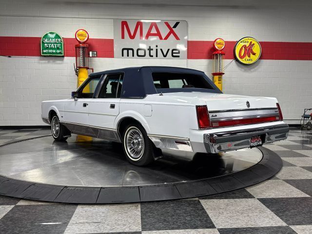 1988 Lincoln Town Car Signature 4D Sedan - photo 5