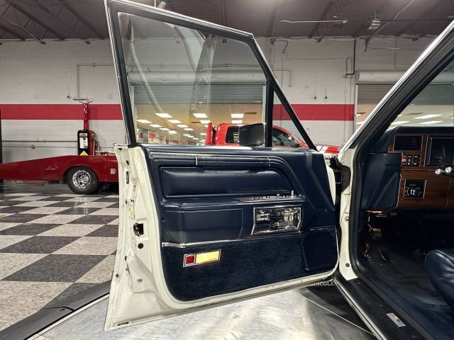 1988 Lincoln Town Car Signature 4D Sedan - photo 9
