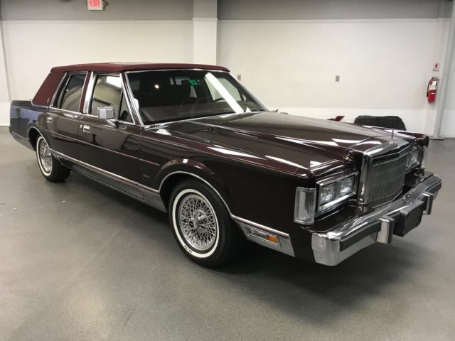 1988 Lincoln Town Car Signature 4dr Sedan Automatic 4-Speed RWD V8 5.0L Gasoline 1988 Lincoln Town Car Signature 4dr Sedan