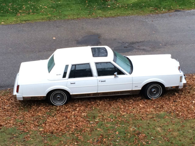 1988 Lincoln Town Car Signature Sedan 4-Door 5.0L- Low Miles! Beautiful! 1988 Lincoln Town Car