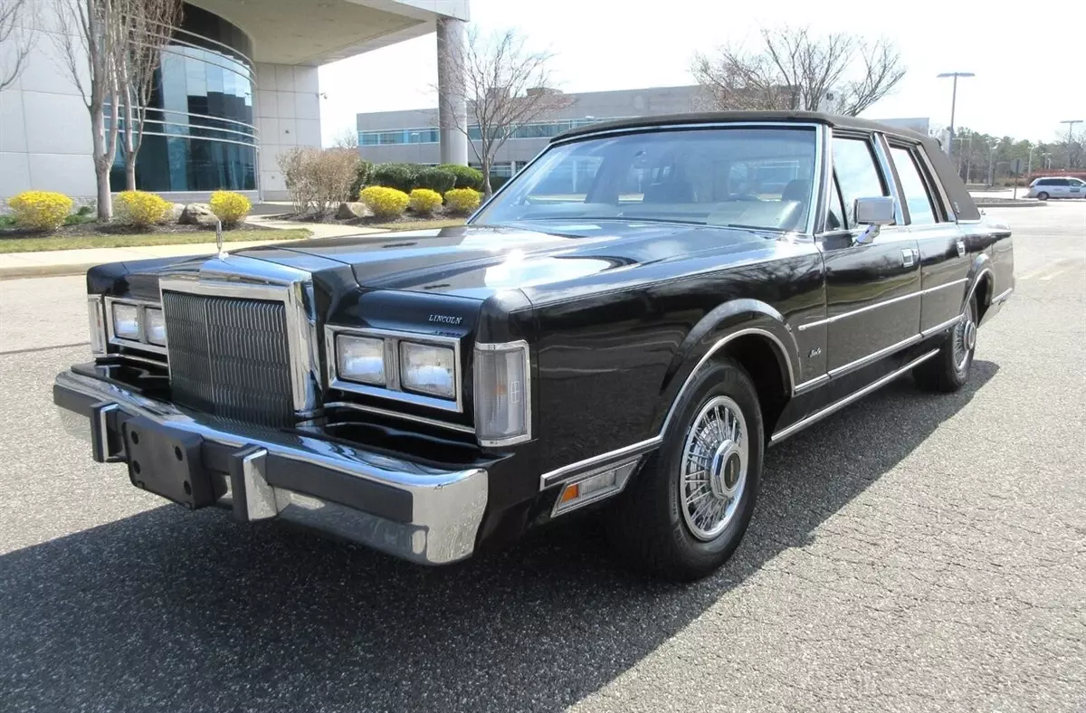 1988 Lincoln Town Car Signature Sedan Only 76K Miles Black Stunning Classic 1988 Town Car Signature