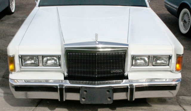 1988 Lincoln Town Car Signature Series - photo 2