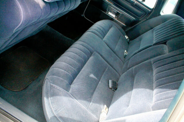 1988 Lincoln Town Car Signature Series - photo 5